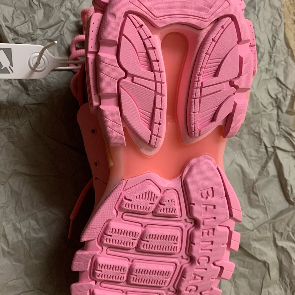 BALENCIAGAS LIGHT UP SNEAKERS - Picture 5 of 9